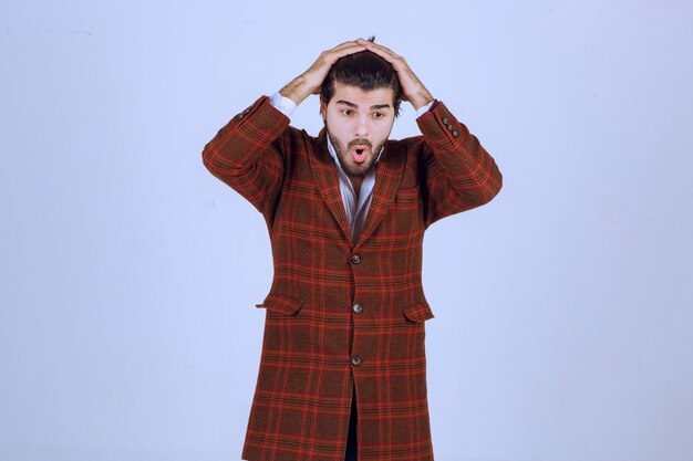 Homme en veste à carreaux se sentant très triste à propos de quelque chose et pleurant.