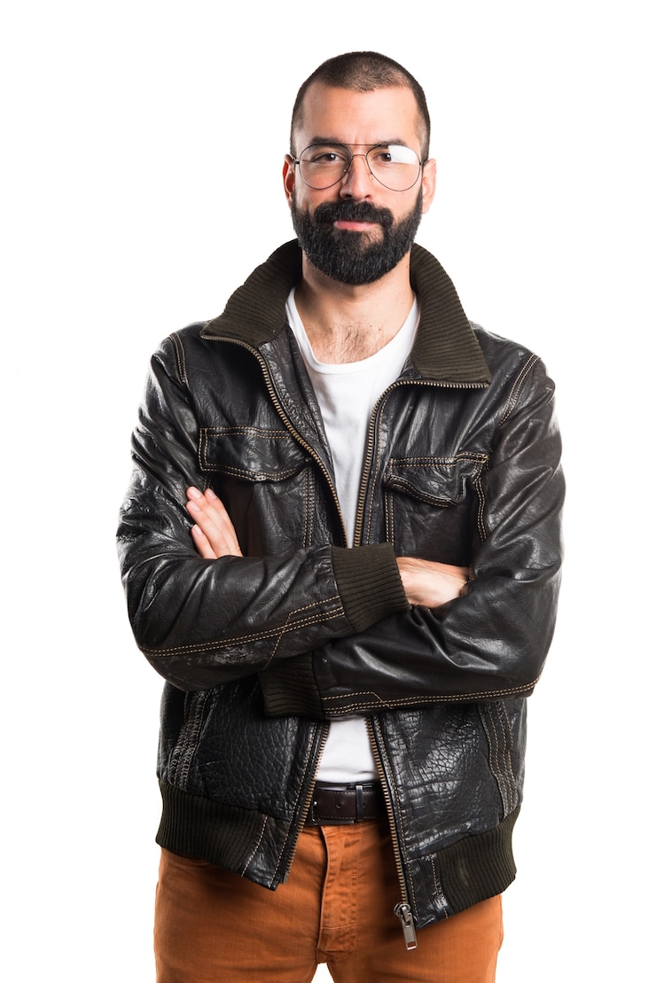 Photo gratuit homme avec une veste en cuir avec les bras croisés