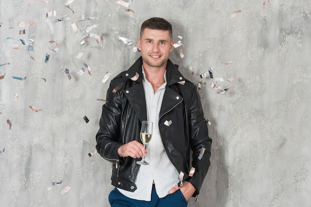 Photo gratuite homme en veste de cuir avec champagne
