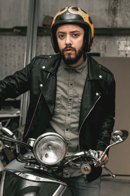 Homme avec veste en cuir à moto