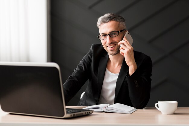 Homme, à, veste noire, conversation téléphone