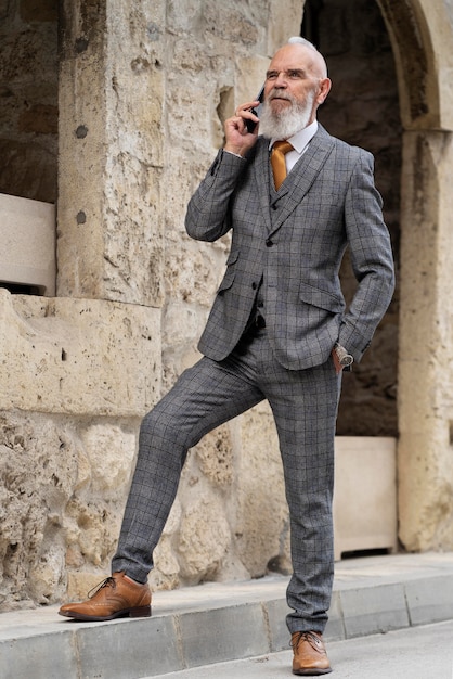 Photo gratuite homme en vêtements formels parlant au téléphone
