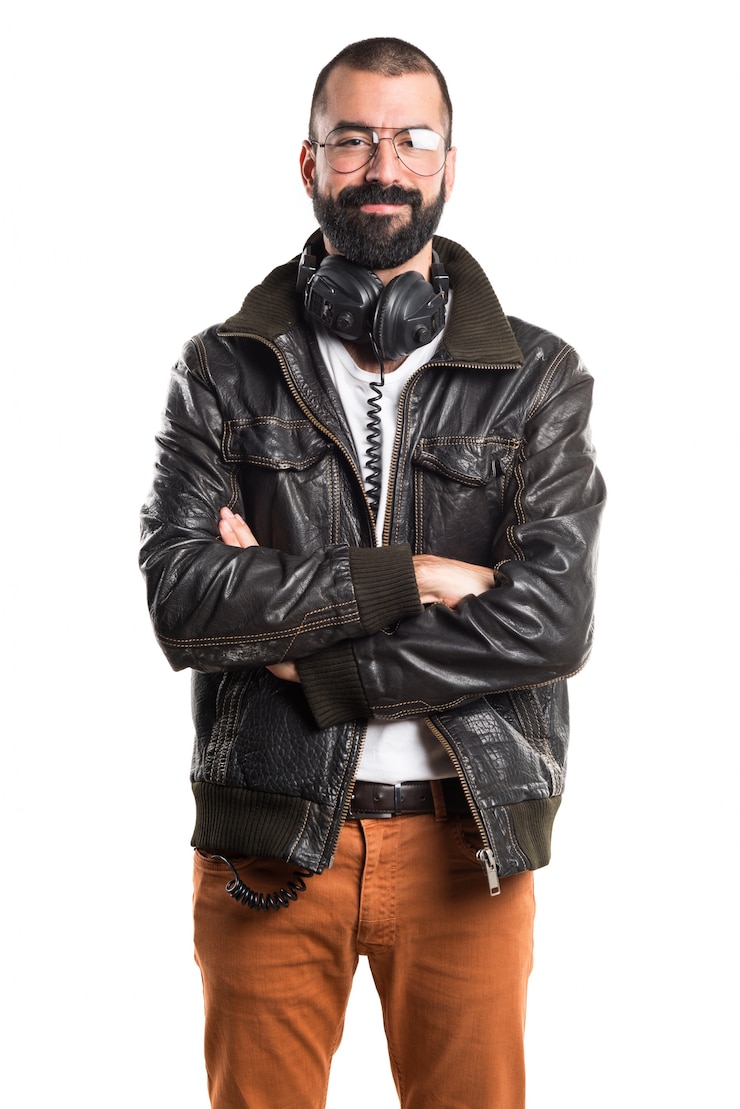 Photo gratuit homme vêtu d&#39;une veste en cuir écoutant de la musique