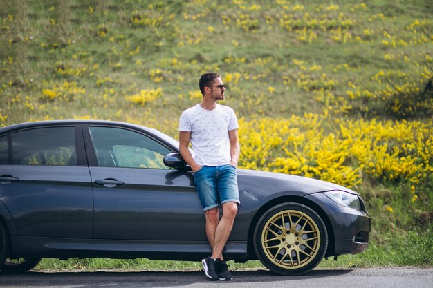 Homme avec voiture