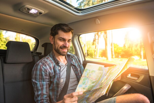 Homme en voiture