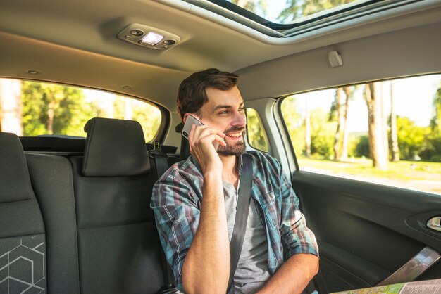 Homme en voiture