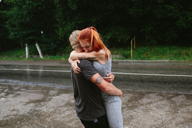 L'homme vomit sa petite amie sous la pluie