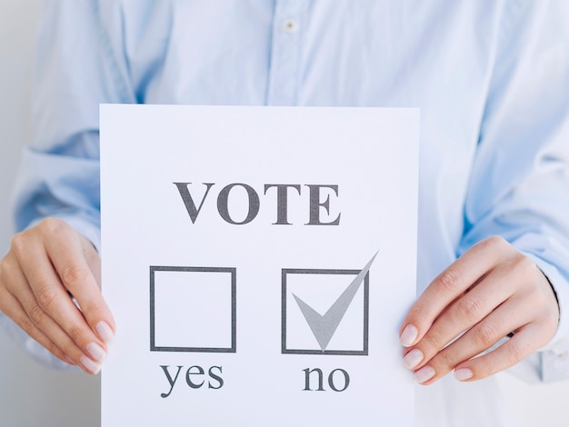 Photo gratuite homme votant non lors d'un référendum