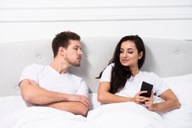 Homme voulant regarder son téléphone de copines