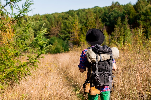 Homme voyageant avec les bagages sur le dos