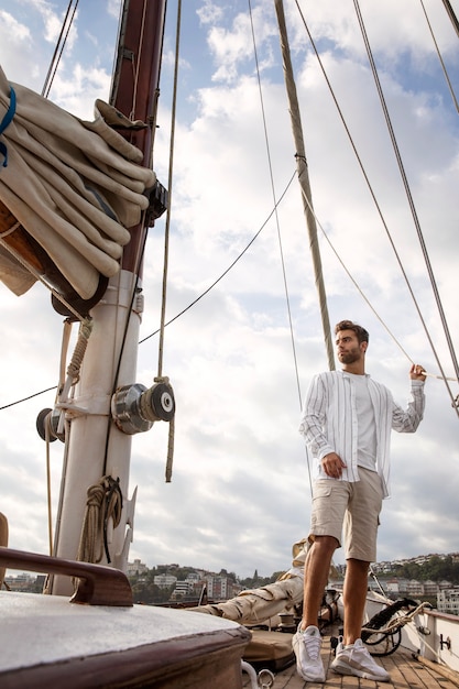 Homme voyageant en bateau à san sebastian