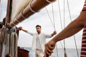 Photo gratuite homme voyageant en bateau à san sebastian