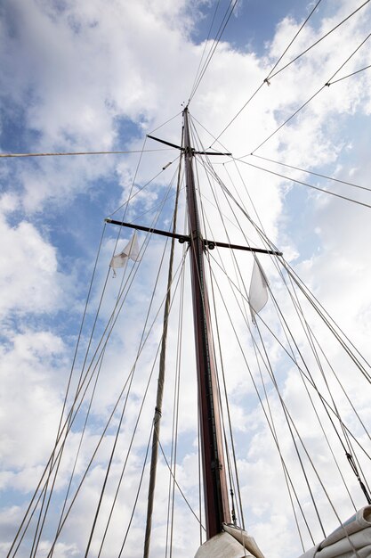 Homme voyageant en bateau à san sebastian