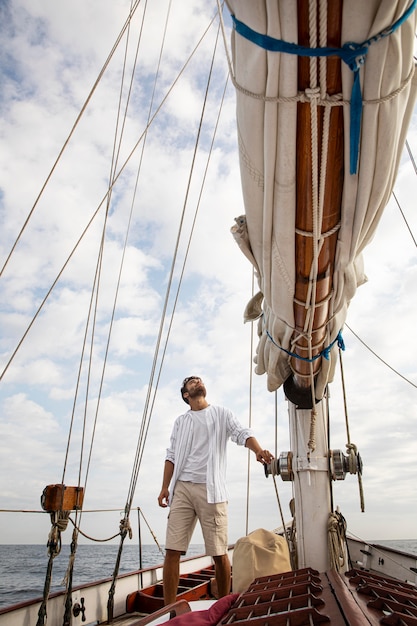 Homme voyageant en bateau à san sebastian