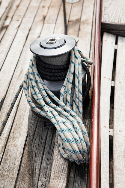 Homme voyageant en bateau à san sebastian