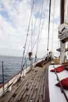 Photo gratuite homme voyageant en bateau à san sebastian