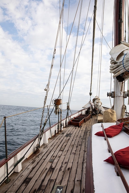 Homme voyageant en bateau à san sebastian