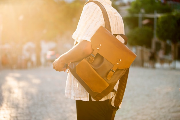 Homme Voyageant Et Découvrant De Nouveaux Endroits