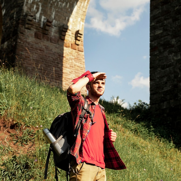 Homme voyageant à la distance