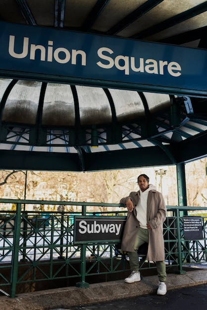 Photo gratuite homme voyageant avec le métro de la ville