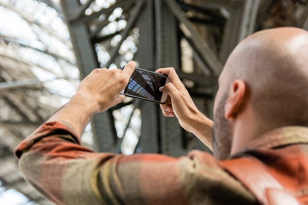 Homme voyageant en prenant des photos