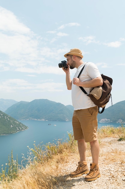 Photo gratuite homme voyageant seul au monténégro