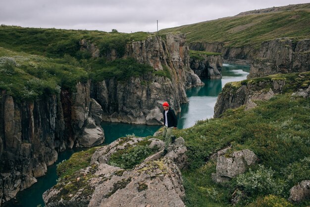 Homme voyageur marche arund islandais paysage