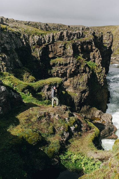 Homme voyageur marche arund islandais paysage