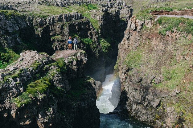 Homme voyageur marche arund islandais paysage