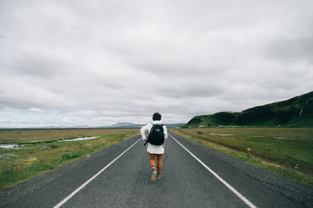 Homme voyageur avec sac à dos Explorer l'Islande