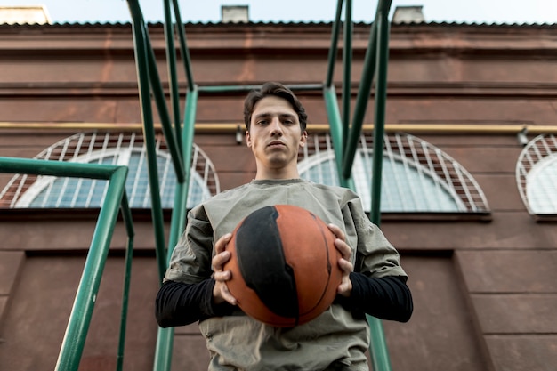 Homme Vue Bas Tenant Un Ballon De Basket