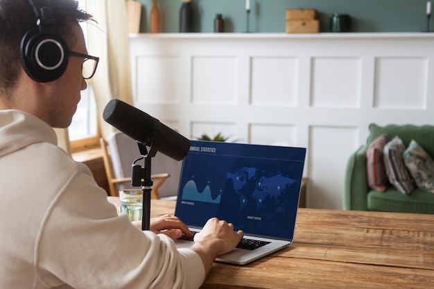 Homme vue de côté au podcast