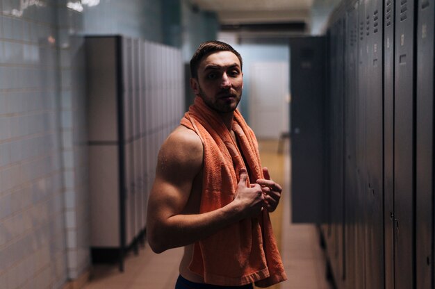 Homme vue de côté au vestiaire après la baignade