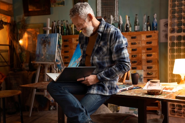 Photo gratuite homme vue de côté avec cahier de dessin