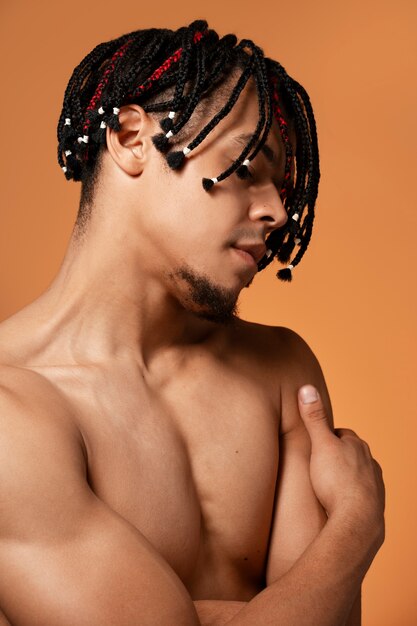 Homme vue de côté avec coiffure afro