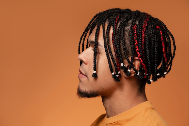 Homme vue de côté avec coiffure afro