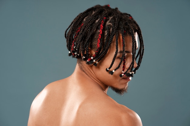 Homme vue de côté avec coiffure afro