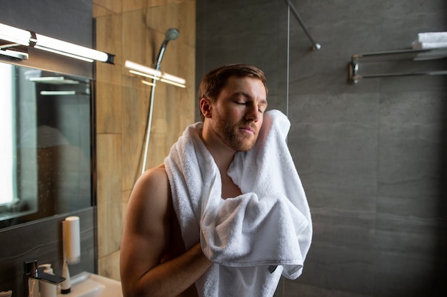 Photo gratuite homme vue de côté dans la salle de bain