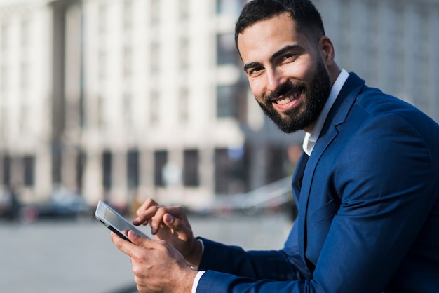 Homme vue côté, utilisation, mobile