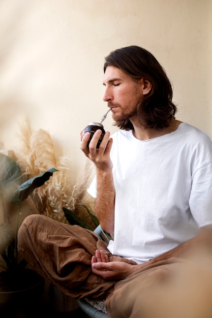 Photo gratuite homme avec vue de côté de yerba mate