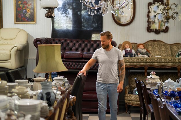 Homme vue de face au magasin d'antiquités