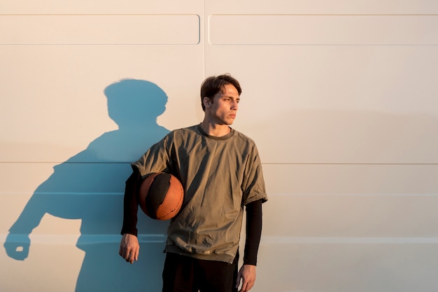 Homme vue de face avec un ballon de basket