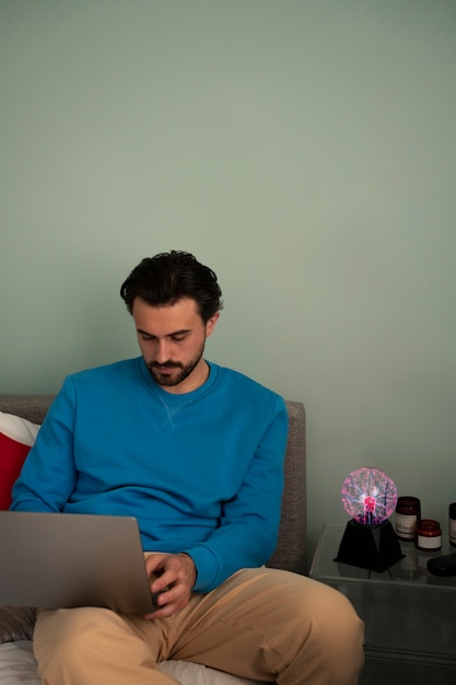 Photo gratuite homme vue de face avec une boule de plasma