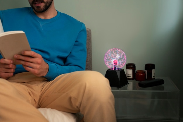 Photo gratuite homme vue de face avec une boule de plasma