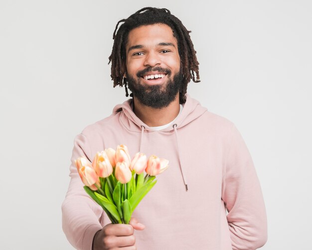 Homme vue de face avec un bouquet