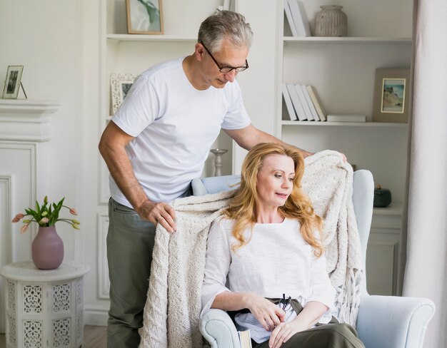 Homme vue de face couvrant une femme avec une couverture