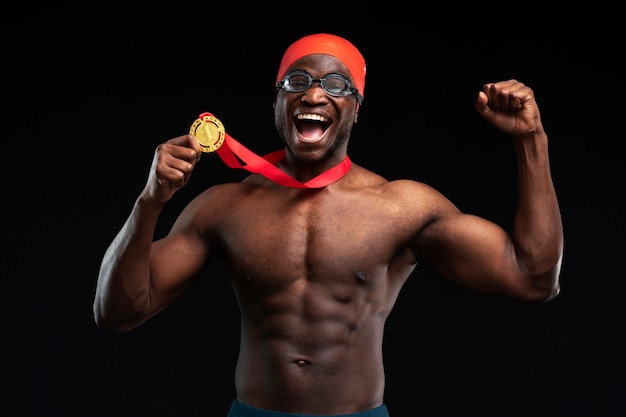 Homme vue de face avec équipement de natation