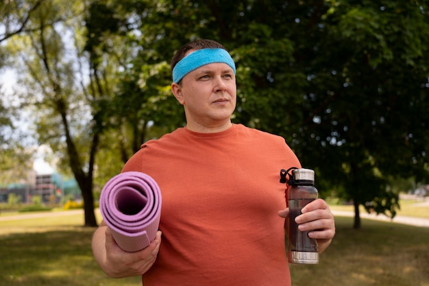 Photo gratuite homme vue de face exerçant à l’extérieur