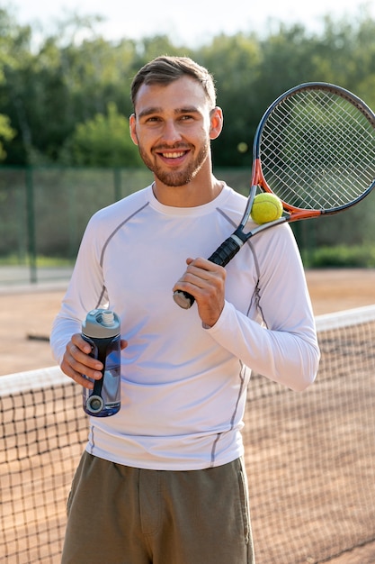 Photo gratuite homme vue de face hydratant sur un court de tennis