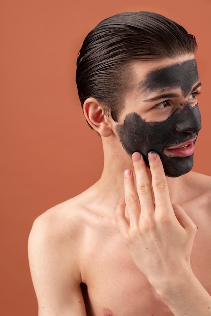 Photo gratuite homme vue de face avec masque facial